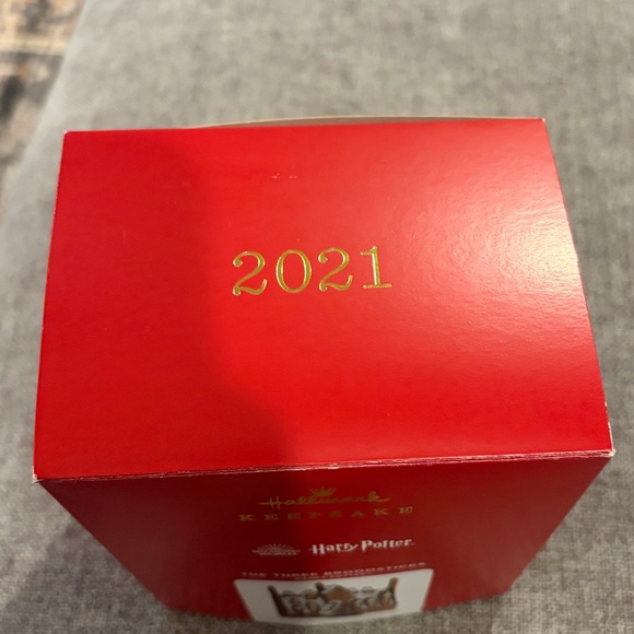 Hallmark Harry Potter The Three Broomsticks Ornament - Picture 2 of 2